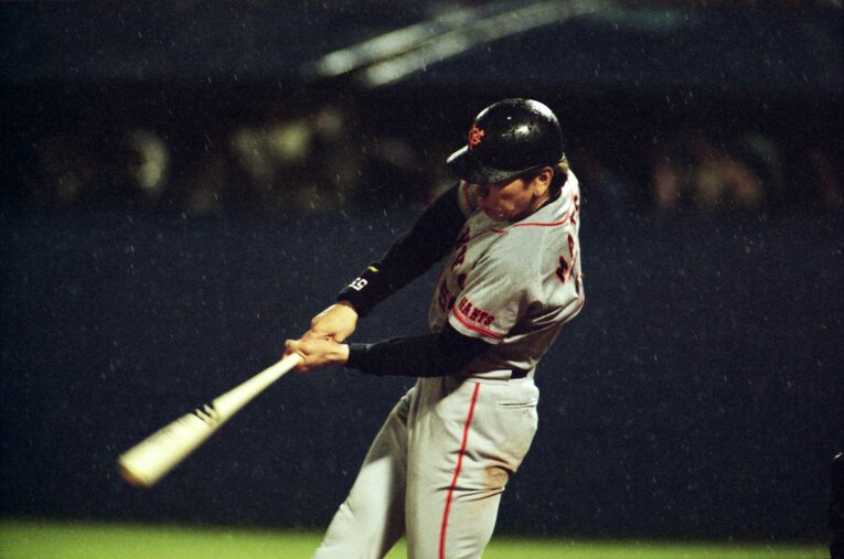 松井はまさにミサイルのような弾道でスタンドに突き刺した　©Koji Asakura