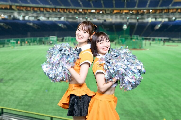 巨人の公式マスコットガール「VENUS」で活躍中の大倉かりんさんと高坂咲舞さん　©Miki Fukano