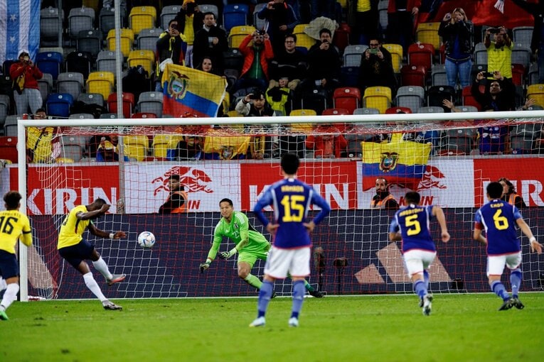 エクアドル戦、シュミット・ダニエルのPKストップ連続写真（2／6） ©Kiichi Matsumoto