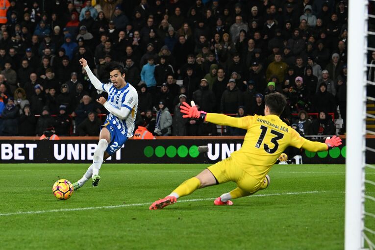 11月23日、アウェイでのボーンマス戦。後半4分、ジョアン・ペドロのスルーパスに抜け出し、チーム2点目を決める三笘薫【1枚目／全2枚】　©AFLO