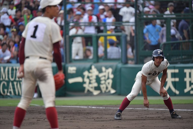 2018年夏の甲子園3回戦、高岡商・山田龍聖（現JR東日本）の隙を狙い、盗塁を仕掛ける大阪桐蔭・藤原恭大（現ロッテ）©︎Hideki Sugiyama
