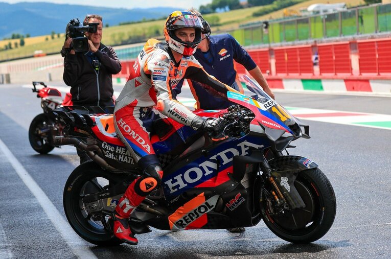 6月3日のムジェロのテストでのルカ・マリーニとホンダRC213V。ホンダもさまざまな試みをしているが、いまだ答えが見つからない状態だ ／ photograph by Satoshi Endo