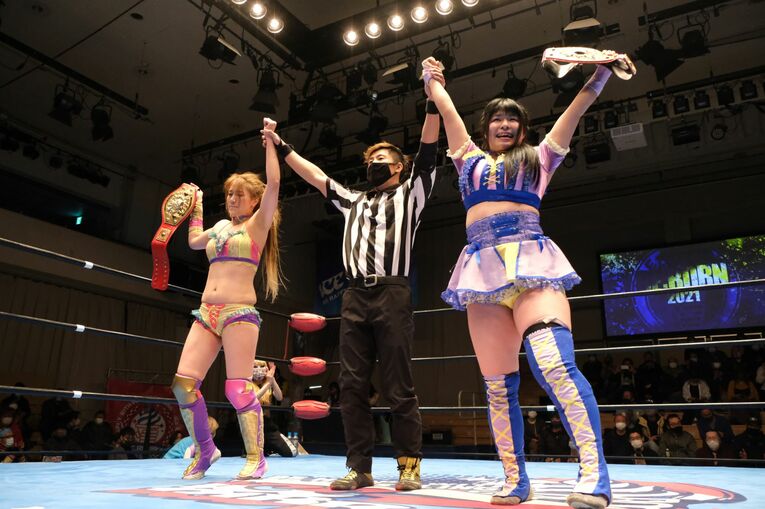 アイスリボン後楽園ホール大会　雪妃真矢（左）と尾崎妹加　(C)Norihiro Hashimoto