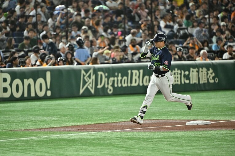 不調と言われても昨季二冠王の村上宗隆　©Hideki Sugiyama