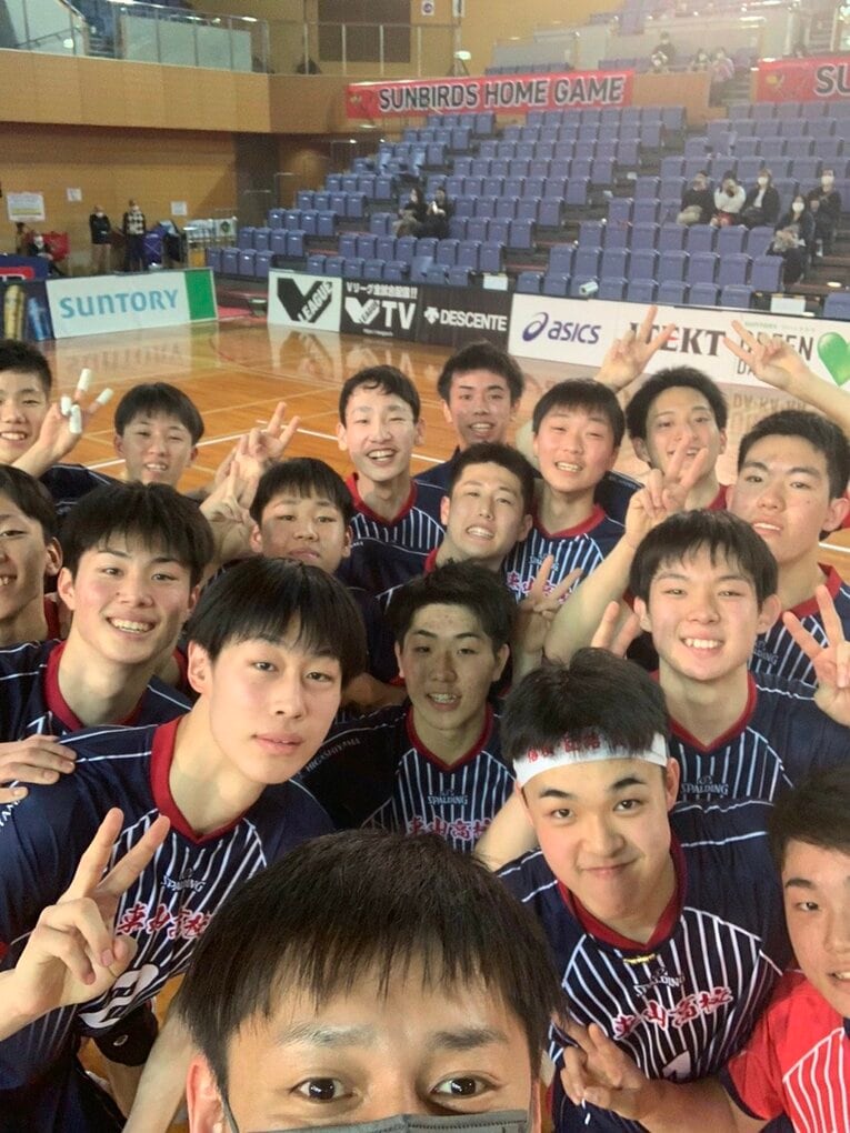 エキシビジョンマッチ後に選手たちと撮影した写真（松永監督より提供）