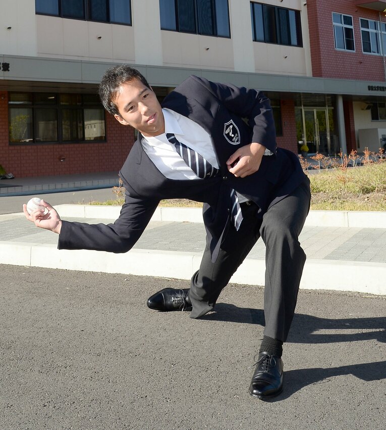 ドラフト5位で指名され、ポーズを取る青柳晃洋　©Sankei Shimbun