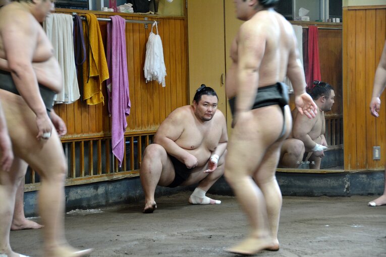 2022年6月、黒廻しを締めて稽古する朝乃山。大関から三段目まで番付を下げた　©JIJI PRESS