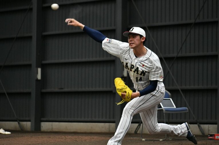 WBC日本代表の合宿3日目、ブルペンで39球を投げた佐々木朗希。捕手の甲斐やダルビッシュらがその投球を絶賛した ／ photograph by Hideki Sugiyama