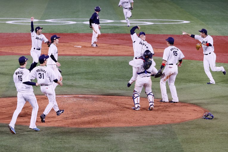 野球の決勝でアメリカに2対0で勝利。正式競技で初の金メダルを獲得した日本代表　©Getty Images