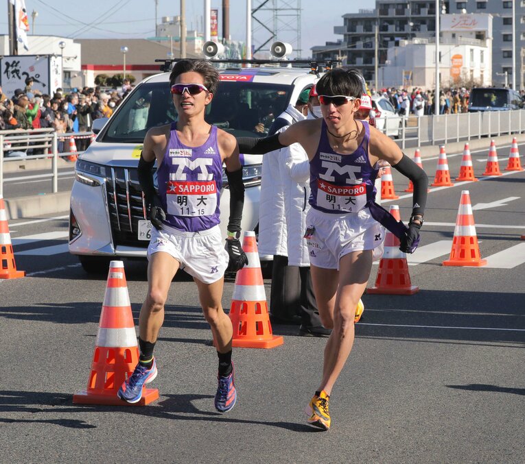【あの韮山高メンバーのあれから】2022年の箱根駅伝。明治大3年時の小沢大輝（写真右）は4区で、初めて箱根駅伝を走った。写真は平塚中継所　©JIJI PRESS