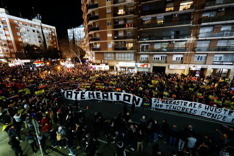 〈久保建英ソシエダ月間MVP〉敵地で憎まれるのは名が知れた証拠だが…「クボへの徹底マーク」と“1枚も撮れなかったシーン”とは(8)