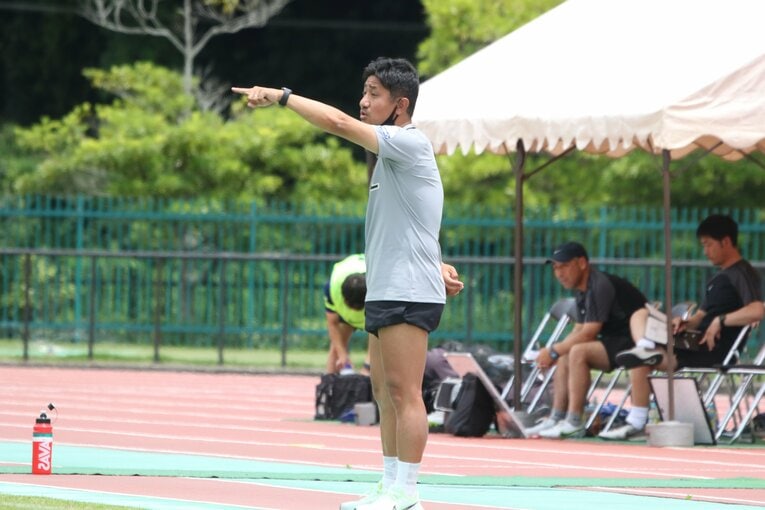 ピッチサイドで指示を送る正木監督。自身も青森山田のOBでかつて10番を背負った　©︎Takahito Ando