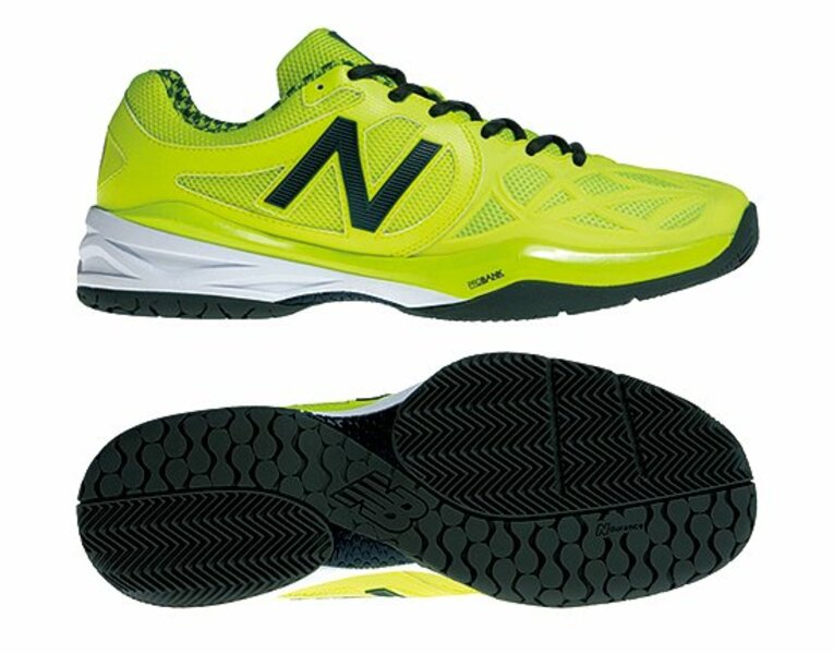 驚異的な軽さと卓越したクッション性を両立した「REV LITE」と、前足部の横ブレを抑制する「PROBANK」を搭載したMC996。オールコートでの激しいプレーを可能にしたテニスシューズだ。9800円（税抜）。