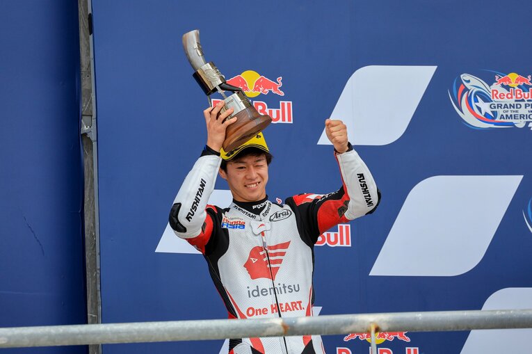 2位とはいえ表彰台ではそれなりに嬉しそうな表情を見せた小椋　photograph by Satoshi Endo