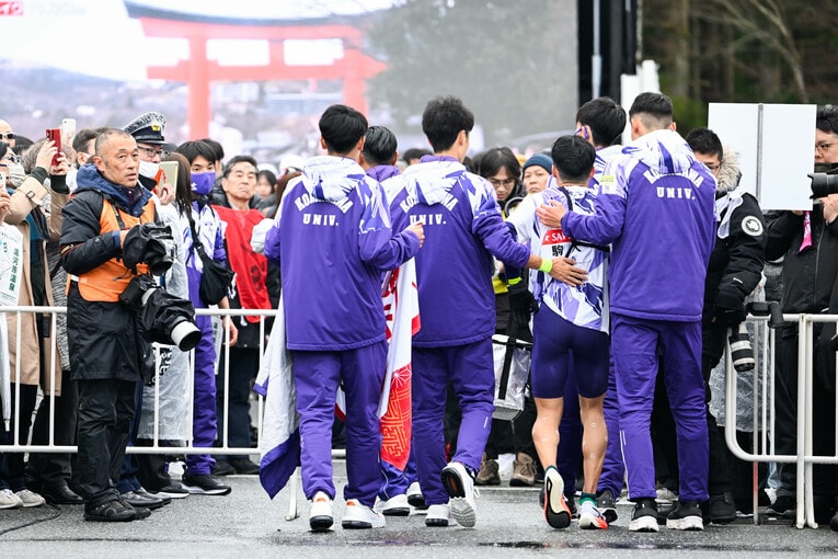 3区・佐藤圭汰も背中に手を当てる　©Nanae Suzuki