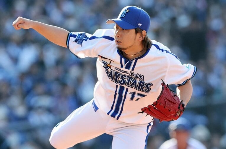 4月9日、340日ぶりのハマスタ復帰のリリーフ登板で勝利に貢献し、お立ち台にも上った三嶋一輝。中日側スタンドに投げ込まれたボールには… ／ photograph by Sankei Shimbun