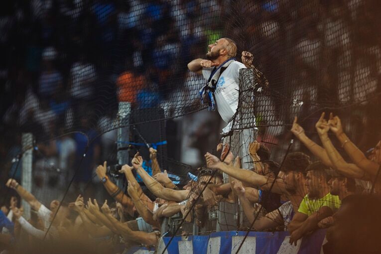 審判の判定に怒り、サポーターが一斉に中指を立てる場面も…　©Kiichi Matsumoto