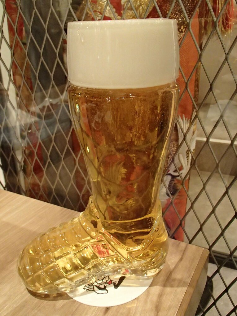 大きな足を模したジョッキに注がれたビール　©Essei Hara