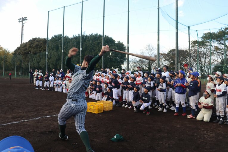同級生のスイングに歓声をあげる宗