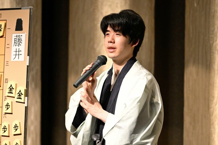 八冠陥落も、悔しさをにじませることなく、来場したファンへの感謝を語った藤井　©Keiji Ishikawa