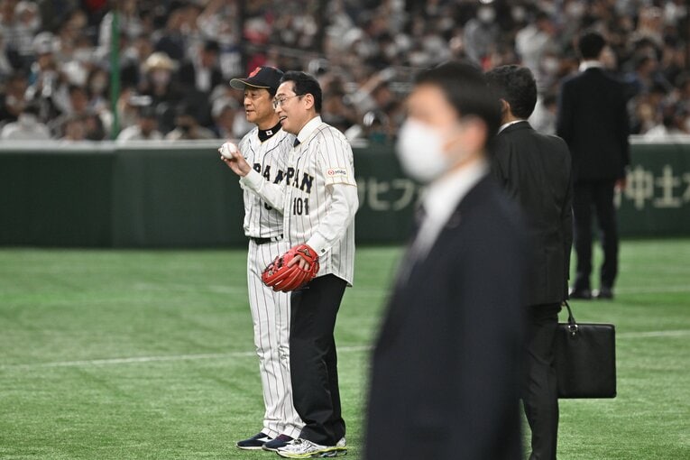 岸田総理。心は野球少年、投球前に戸郷翔征から指導を受けたという　©Naoya Sanuki