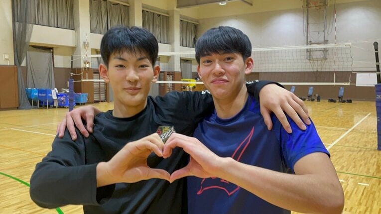 清風高校セッター松本凛虎。後輩セッター森田陸とポーズ　©︎Yuko Tanaka
