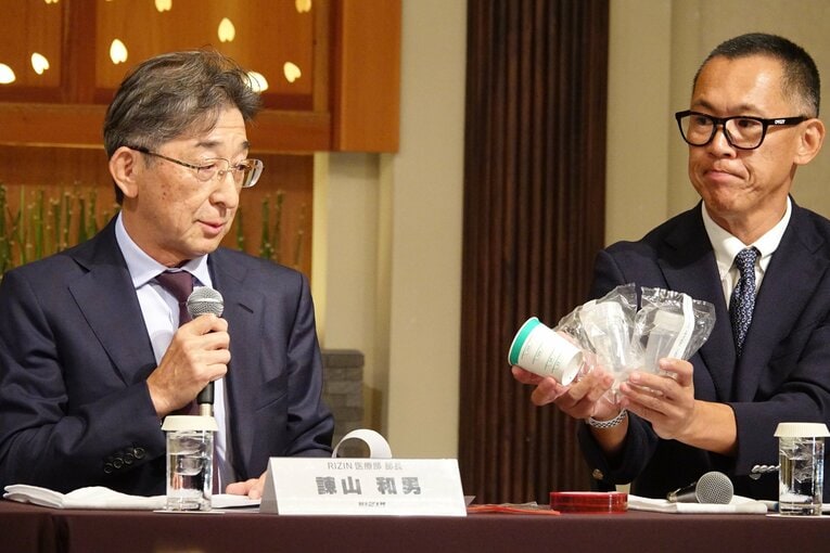 尿検査キットを用いて検査について説明するRIZIN医療部の諫山部長　©Koji Fuse