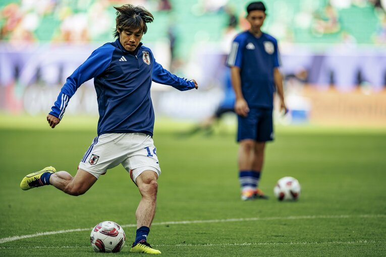 1月31日、バーレーン戦前にアップを行う伊東純也（3枚目／全5枚）©Kiichi Matsumoto