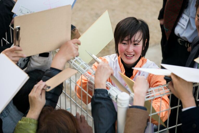 ファンのサイン攻めに笑顔で応える藤田菜七子　©Shiro Miyake