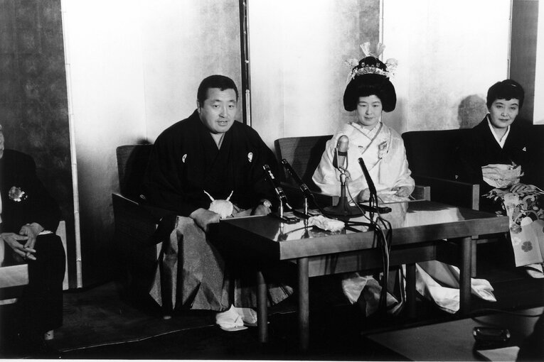 写真は1963年1月、力道山の婚約会見。夫人は日本航空の客室乗務員だった　©AFLO