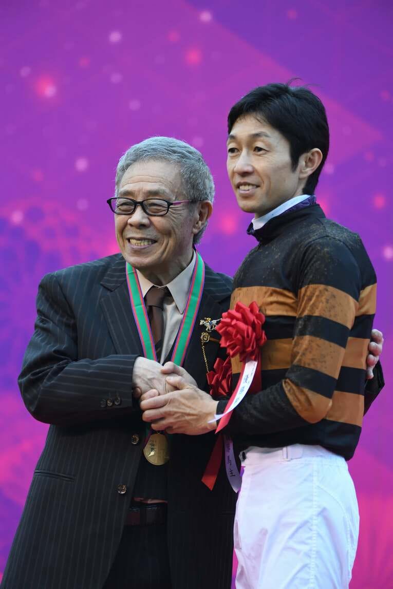 北島三郎氏とガッチリ握手をかわす武豊　©BUNGEISHUNJU