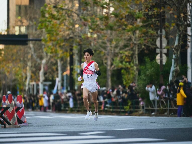 【今年の箱根駅伝】1区序盤から飛び出した吉居駿恭（写真は芝5丁目の交差点）。6km地点までに後続と30秒近く差をつけた　©Yuki Suenaga