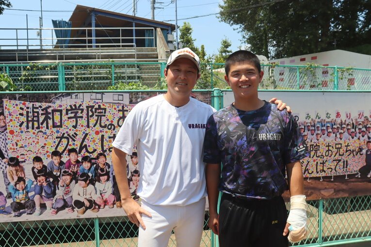 浦和学院の森大監督と、主将の西田瞬（3年生） ©Yuki Kashimoto