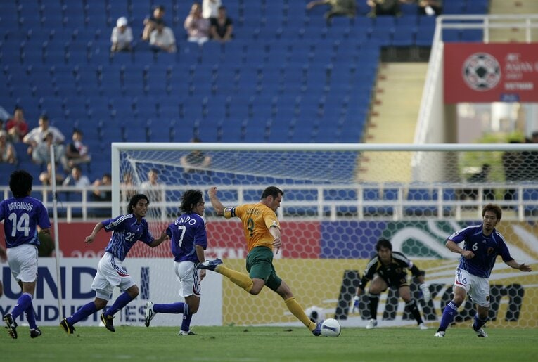 2007年アジアカップ準々決勝・オーストラリア戦。マーク・ビドゥカのシュートをブロックする阿部勇樹ら　©︎Takuya Sugiyama