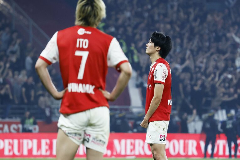 「地獄です」伊東純也も中村敬斗もボウ然の降格…激怒サポがシート投げ込み「中村には引き抜き報道」日本代表戦前に残酷なリアル(21)