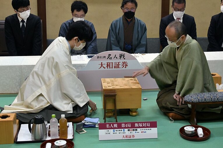 名人戦第4局、藤井聡太竜王は渡辺明名人相手に先手番で勝利し、最年少名人と七冠まであと1勝とした ／ photograph by 日本将棋連盟