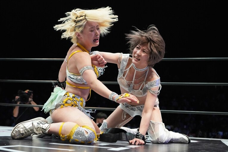 7月2日、革ひもデスマッチを行った安納サオリとなつぽい　©Essei Hara