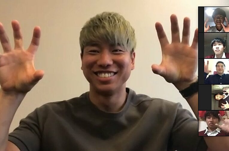 新潟明訓高校のリモートミーティングにゲストとして招かれた浅野拓磨。自身の経験をもとに高校生たちへメッセージを送った。 ／ photograph by Takahito Ando