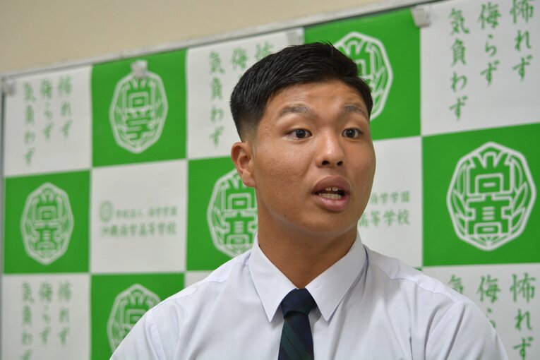 ドラフト3位指名を受け、沖縄尚学の会見場で取材に応じる末吉良丞。1年前から日本ハムのスカウトはその能力を高く評価していた　©Takarin Matsunaga