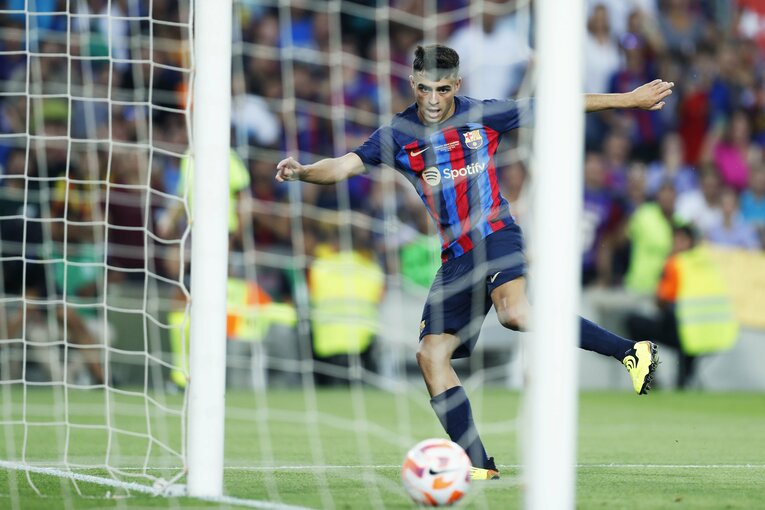 “財政難なのに大補強”バルサを激写　誹謗中傷されたデヨンクへの拍手、33歳レバンドフスキが作る深みとは〈次戦は久保建英ソシエダ〉(28)