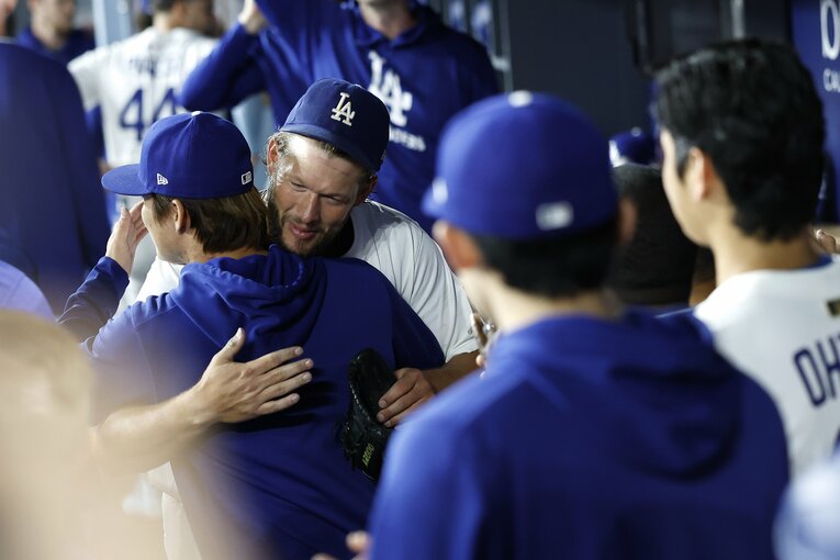 3000奪三振の大記録を達成し、ベンチで山本由伸とハグするカーショー【スワイプするとそのほかの写真もご覧になれます】　©Getty Images