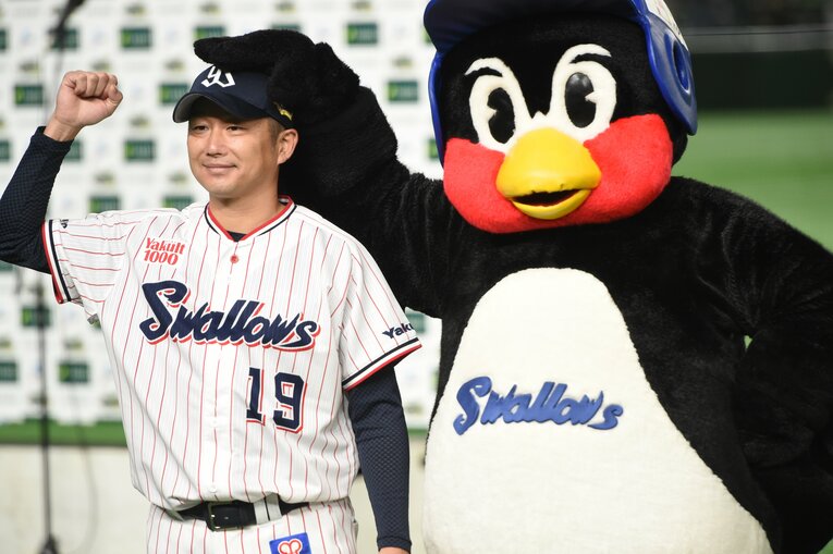 石川雅規とつば九郎　©Naoya Sanuki