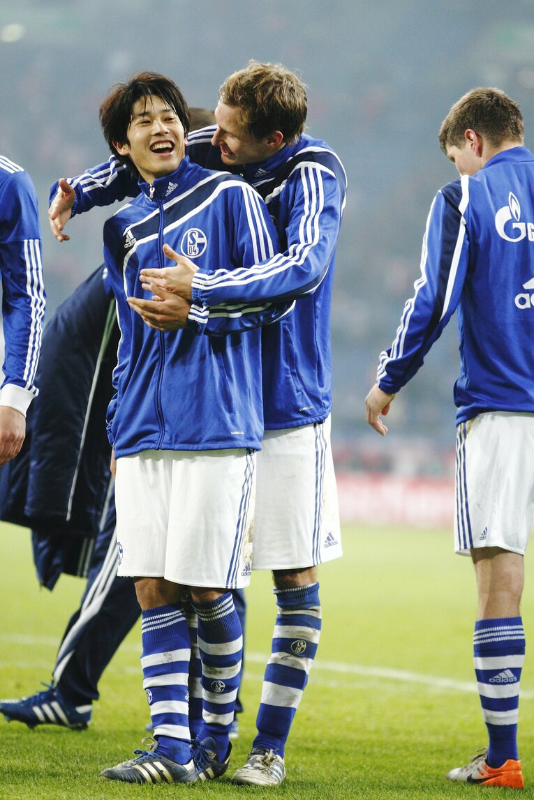 【篤人とシンジの“SNSが知らない友情”とレア写真／全30枚超】シャルケ時代の内田篤人。ヘベーデスからの熱いハグ　©Tamon Matsuzono