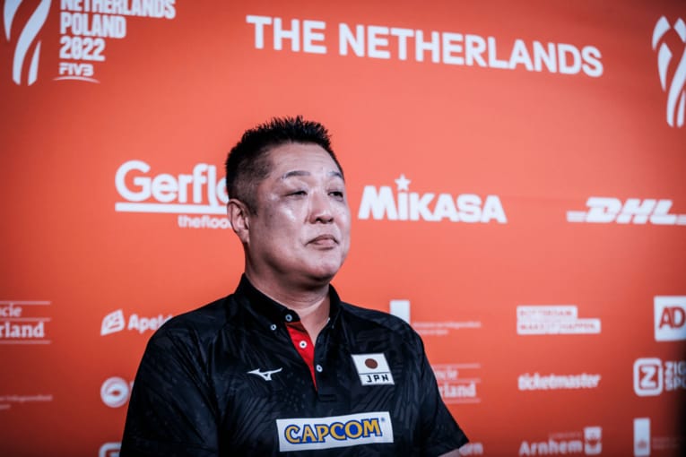眞鍋政義監督　©︎FIVB
