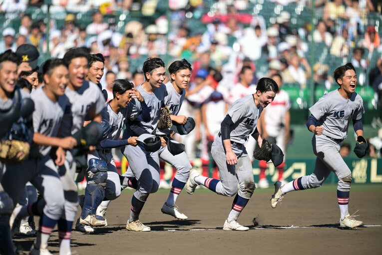 甲子園初戦を勝利して、スタンドに向けて駆ける選手たち　©Nanae Suzuki