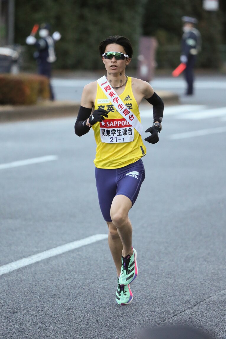 独走で1区の注目を集め続けた新田。結果的に3番目で中継所に入ってくる力走を見せた（関東学連はオープン参加のため正式な順位はなし）　©JMPA