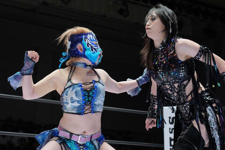 上谷沙弥に立ち向かうスターライト・キッド　©Essei Hara