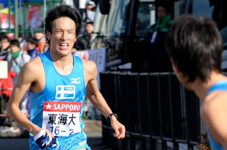大学2年時の箱根駅伝では2区で20位→3位と17人のごぼう抜きを見せた東海大の村澤明伸。一方で最後の箱根路は主将を務めながらチームが予選落ちに終わる ／ photograph by BUNGEISHUNJU