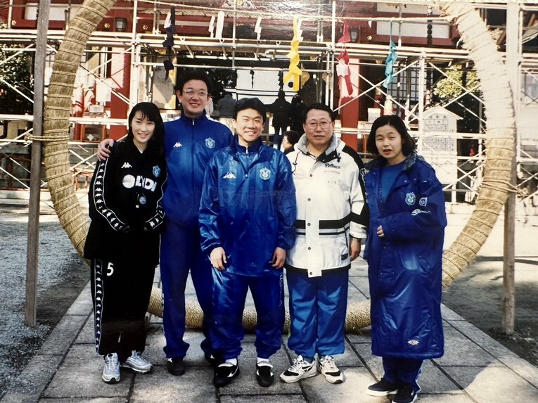 ともにベルマーレを支えたスタッフや広報担当と（写真／本人提供）