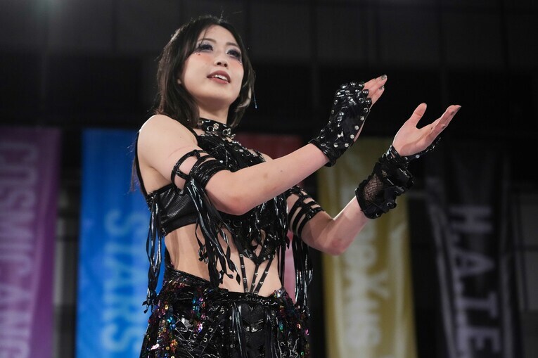 「4.27横浜アリーナ、お前ら見に来いよ」と得意気な上谷沙弥　©Essei Hara